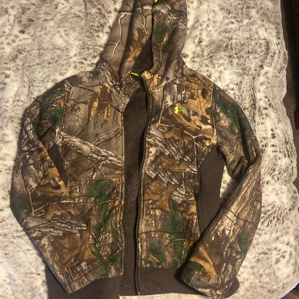 Under Armour camouflage coat youth LG realtree cold gear fleece hunting jacket.